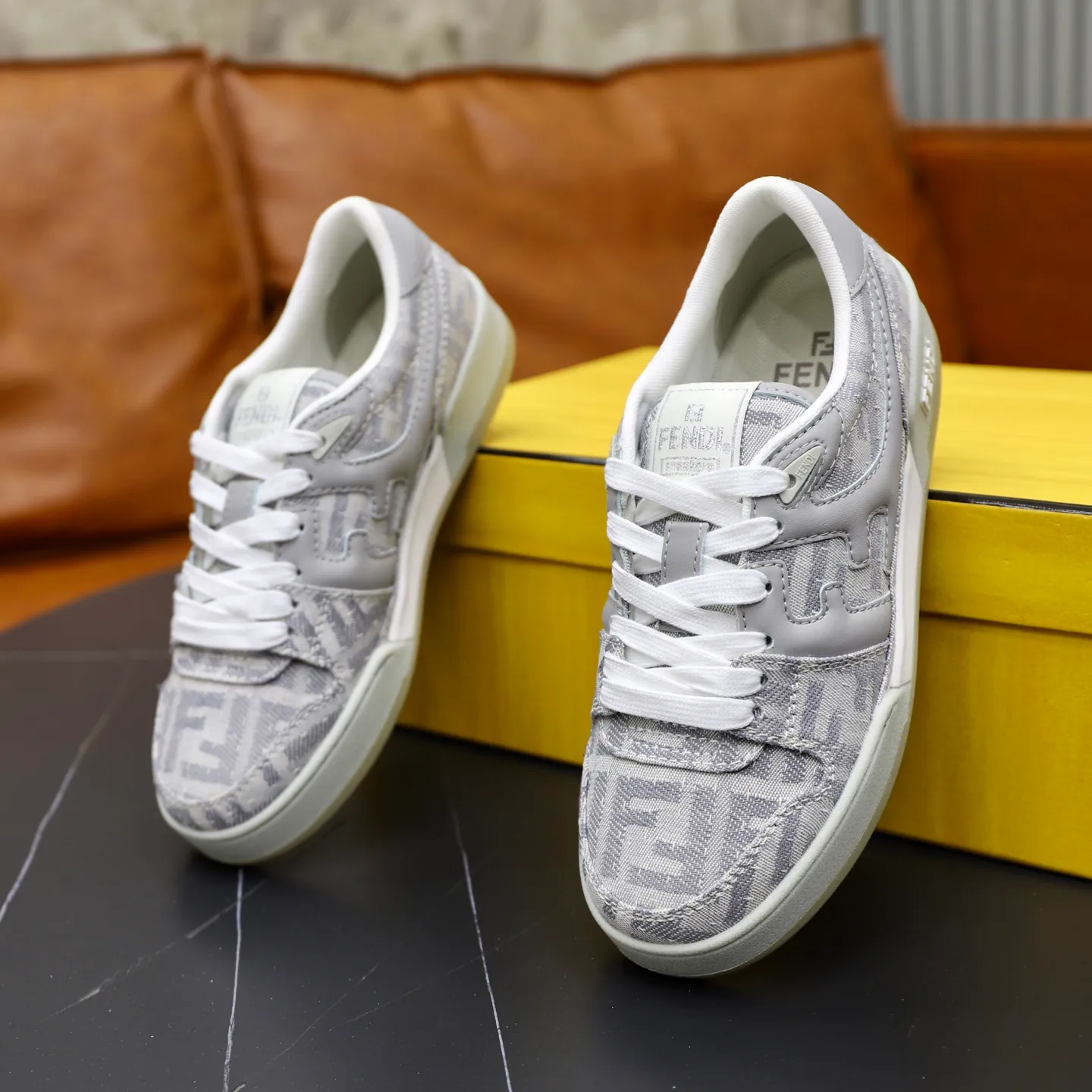 Ex-factory price: 640🔥Couple model (top original order) Brand: FENDI Size: 35-44 (customized for men 38 and 45) Grade: original order quality High version Material: Imported original cowhide stitching ➕ High-quality and comfortable lining Original TPU lightweight anti-slip outsole Style category: Travel fashion casual shoes Versatile trend